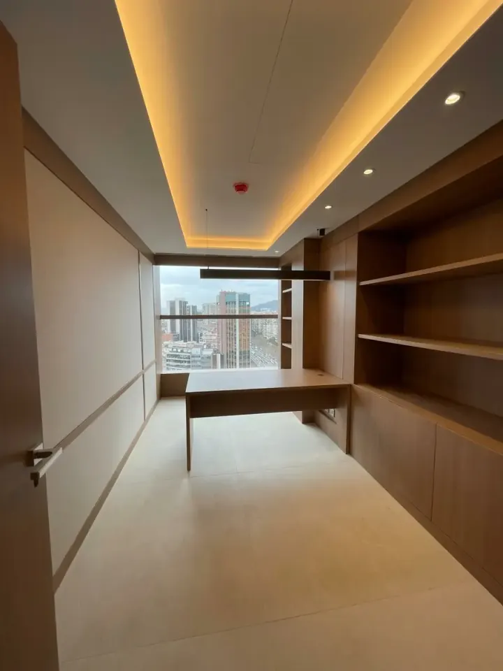 Mesa de trabajo y estanterías dentro del mismo revestimiento