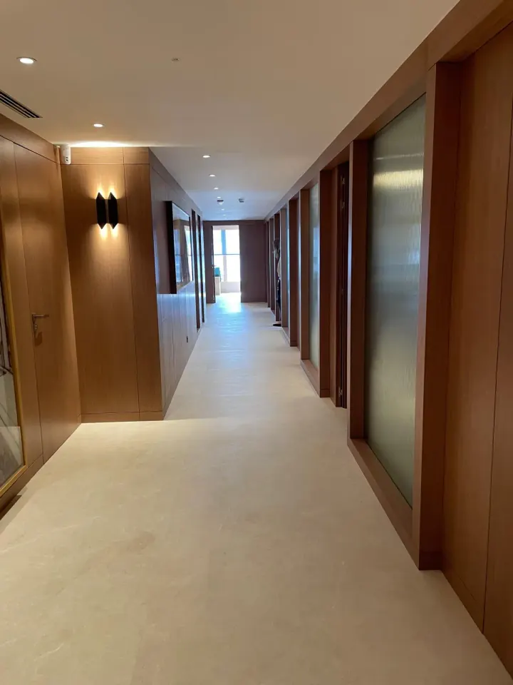 Pasillo revestido con paneles de madera