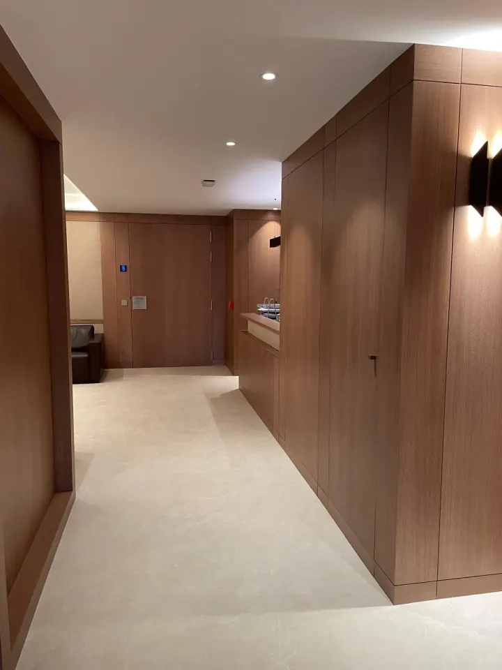Volumen de madera con puertas integradas en el panelado