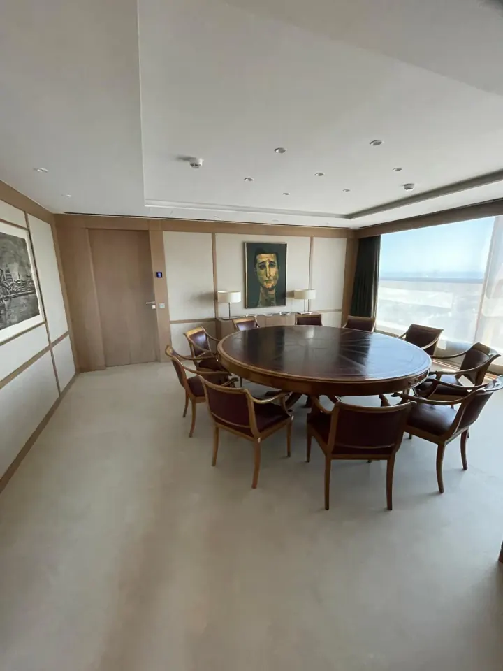 Sala de reuniones revestida de madera