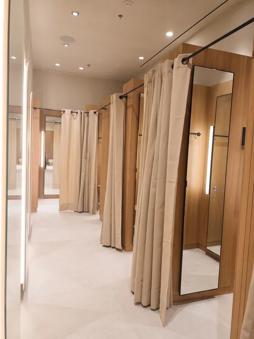 Probadores de roble con cortinas de lino