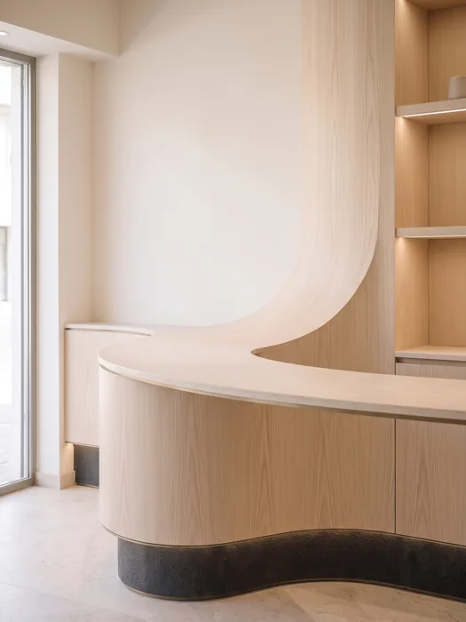 La curva del mostrador se convierte en mueble